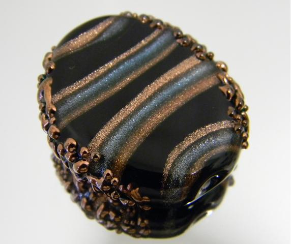 Sileä ovaali 30x17mm Musta, hopea ja kupari