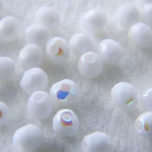 Pyöreä fasettihelmi 4mm Opaque white AB, 50kpl