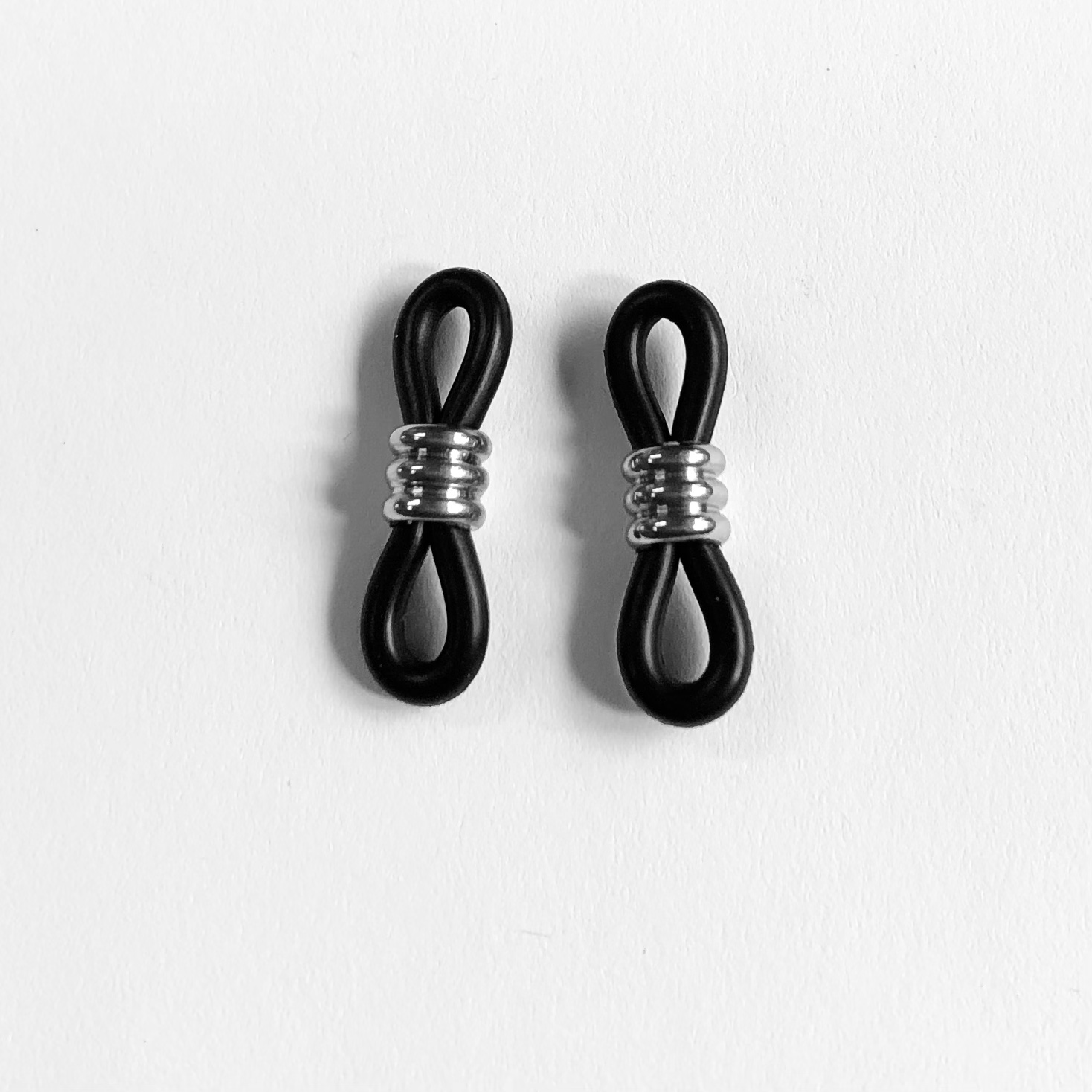 Silmälasinauhojen pidike kumia musta/hopeänväri 2 kpl